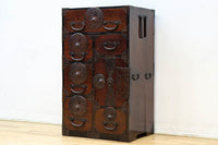 幅554ミリ!! 大振り金具で時代の風格漂う小間物箪笥　BB3389