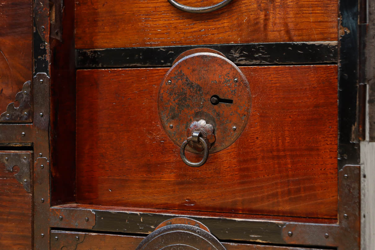 幅554ミリ!! 大振り金具で時代の風格漂う小間物箪笥　BB3389