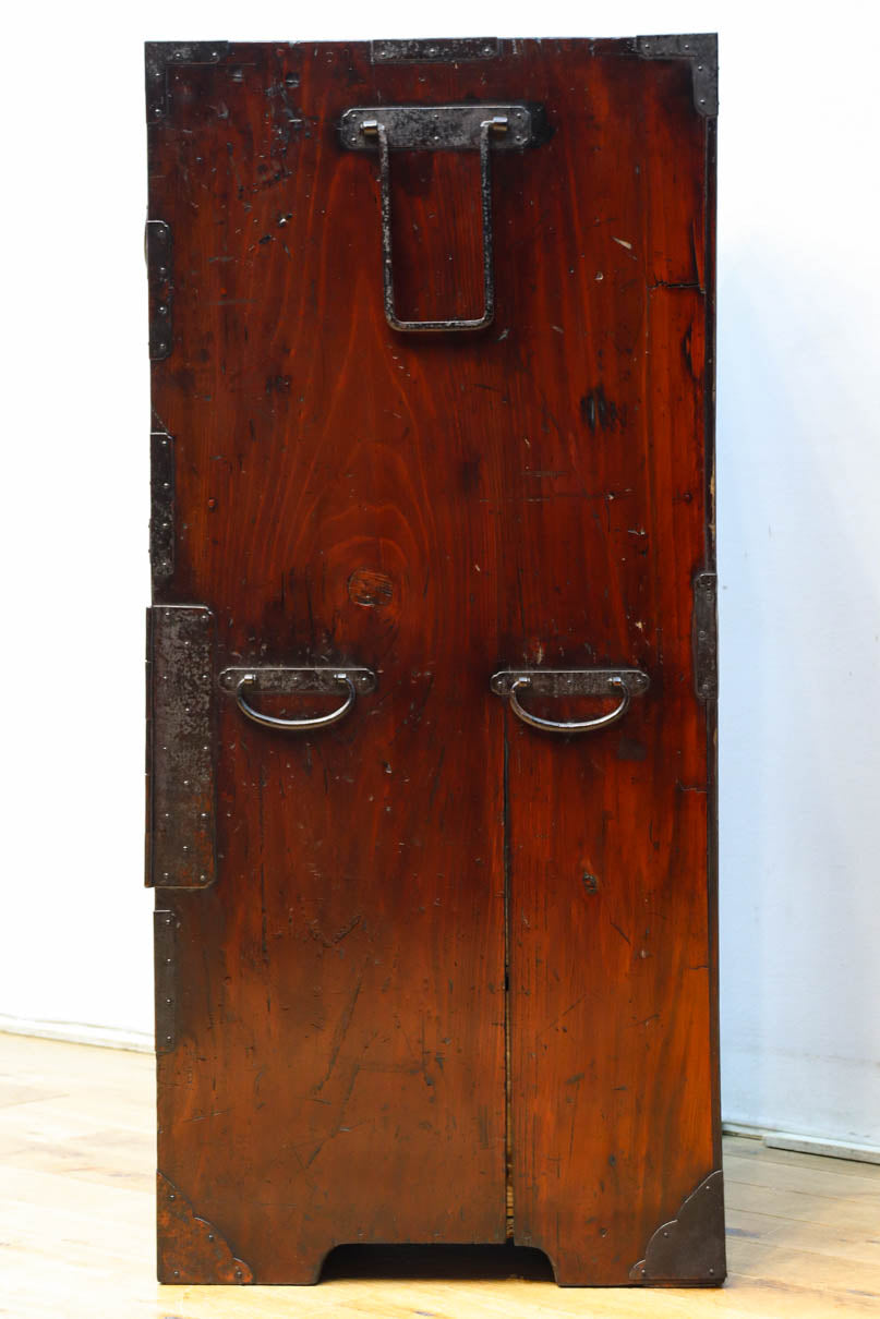 幅554ミリ!! 大振り金具で時代の風格漂う小間物箪笥　BB3389