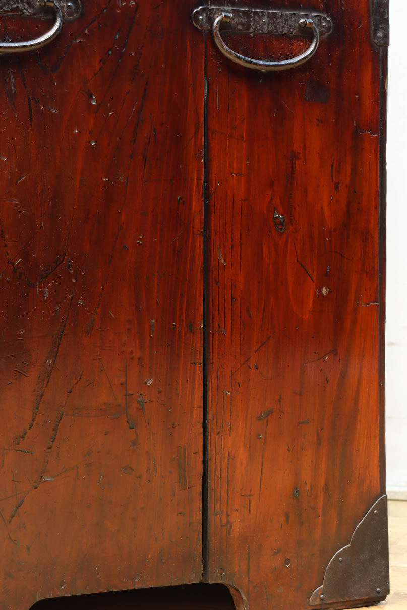 幅554ミリ!! 大振り金具で時代の風格漂う小間物箪笥　BB3389