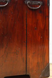 幅554ミリ!! 大振り金具で時代の風格漂う小間物箪笥　BB3389