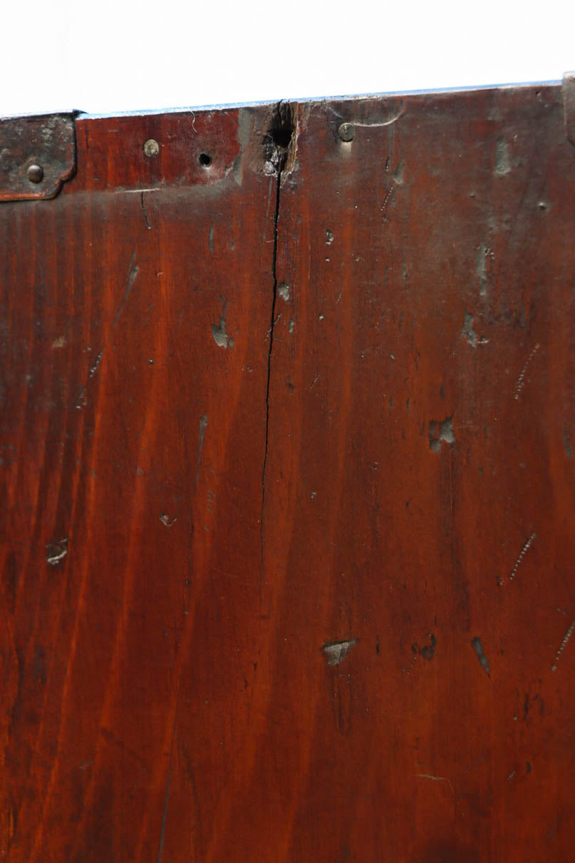 幅554ミリ!! 大振り金具で時代の風格漂う小間物箪笥　BB3389