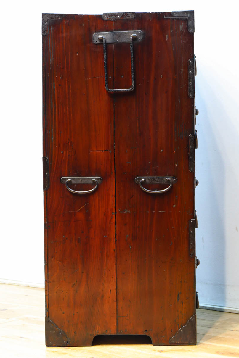 幅554ミリ!! 大振り金具で時代の風格漂う小間物箪笥　BB3389