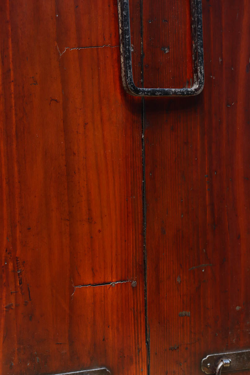 幅554ミリ!! 大振り金具で時代の風格漂う小間物箪笥　BB3389