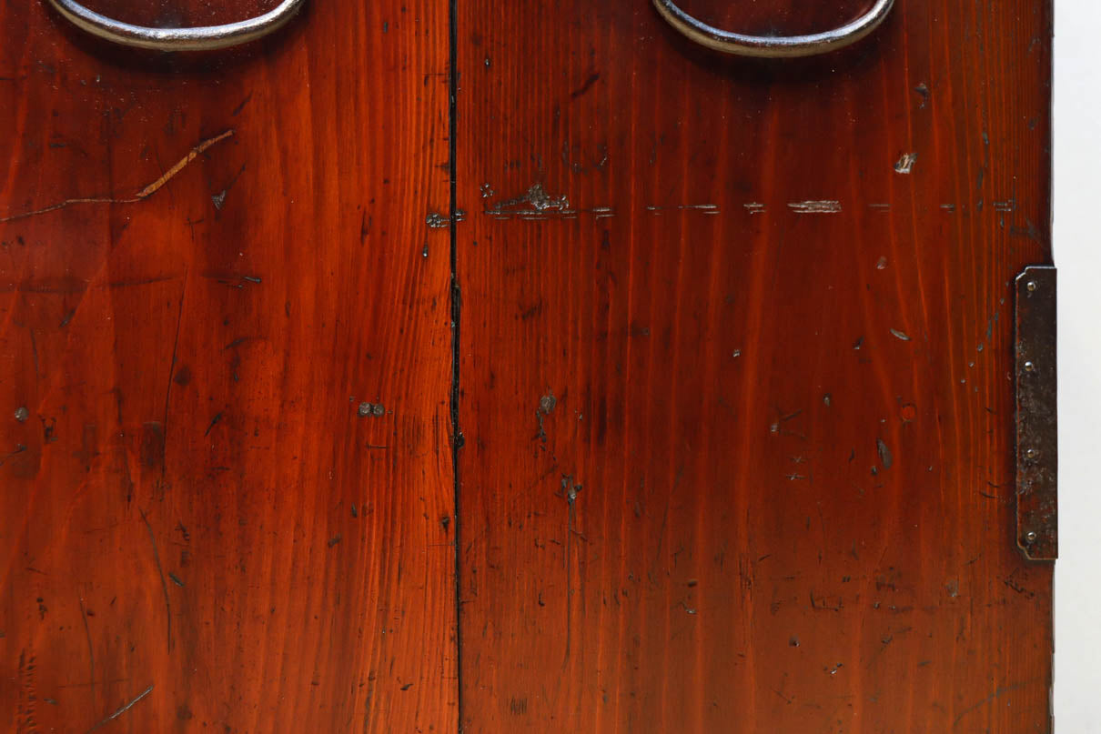 幅554ミリ!! 大振り金具で時代の風格漂う小間物箪笥　BB3389