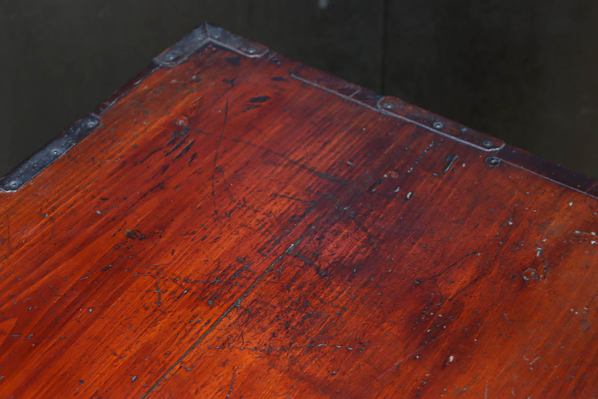 幅554ミリ!! 大振り金具で時代の風格漂う小間物箪笥　BB3389