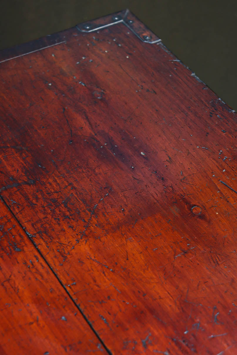 幅554ミリ!! 大振り金具で時代の風格漂う小間物箪笥　BB3389