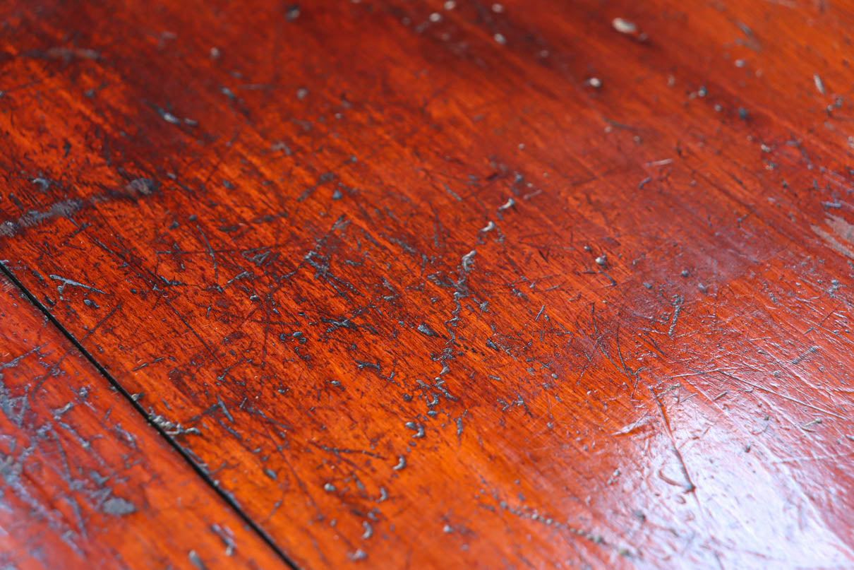 幅554ミリ!! 大振り金具で時代の風格漂う小間物箪笥　BB3389