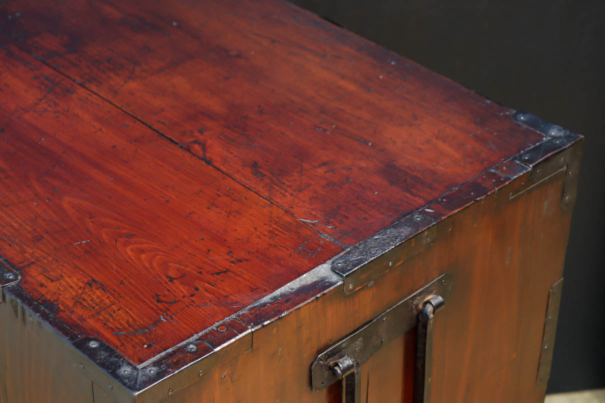 幅554ミリ!! 大振り金具で時代の風格漂う小間物箪笥　BB3389