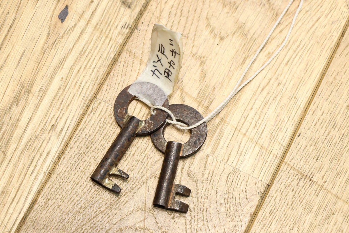 幅554ミリ!! 大振り金具で時代の風格漂う小間物箪笥　BB3389