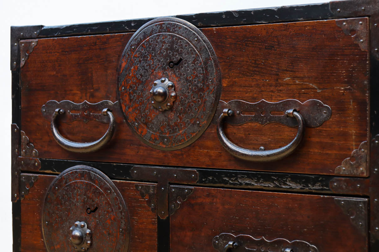 幅554ミリ!! 大振り金具で時代の風格漂う小間物箪笥　BB3389