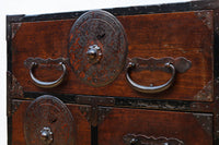 幅554ミリ!! 大振り金具で時代の風格漂う小間物箪笥　BB3389