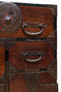 幅554ミリ!! 大振り金具で時代の風格漂う小間物箪笥　BB3389