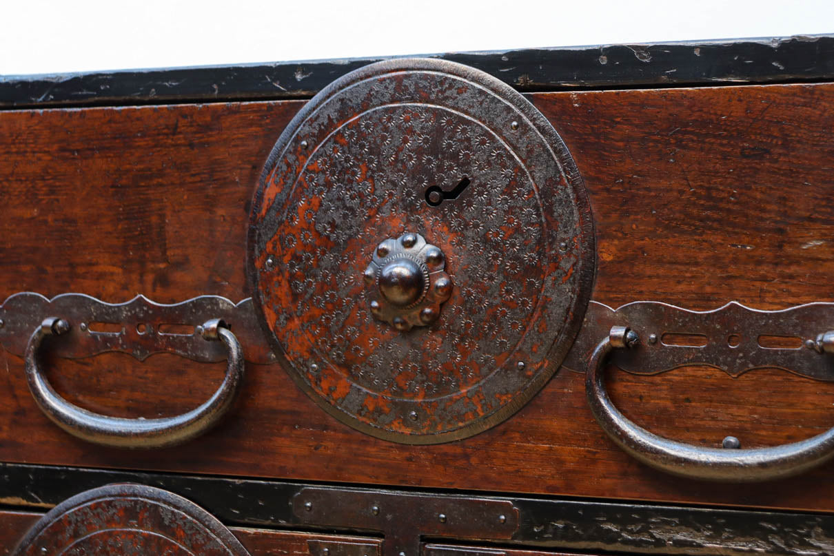 幅554ミリ!! 大振り金具で時代の風格漂う小間物箪笥　BB3389