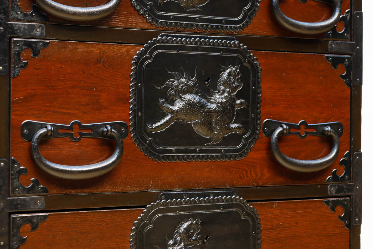 唐獅子の装飾金具が圧巻の華やかで凛々しい仙台箪笥　BB3391