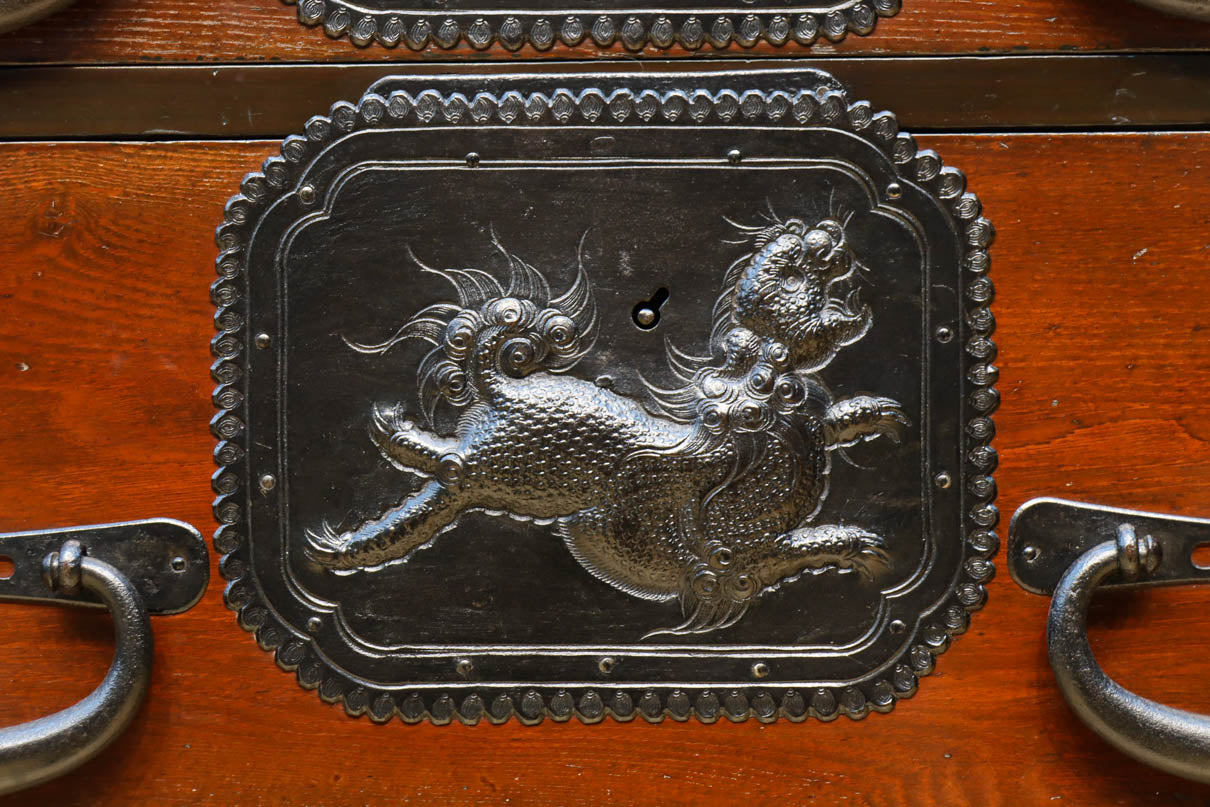 唐獅子の装飾金具が圧巻の華やかで凛々しい仙台箪笥　BB3391