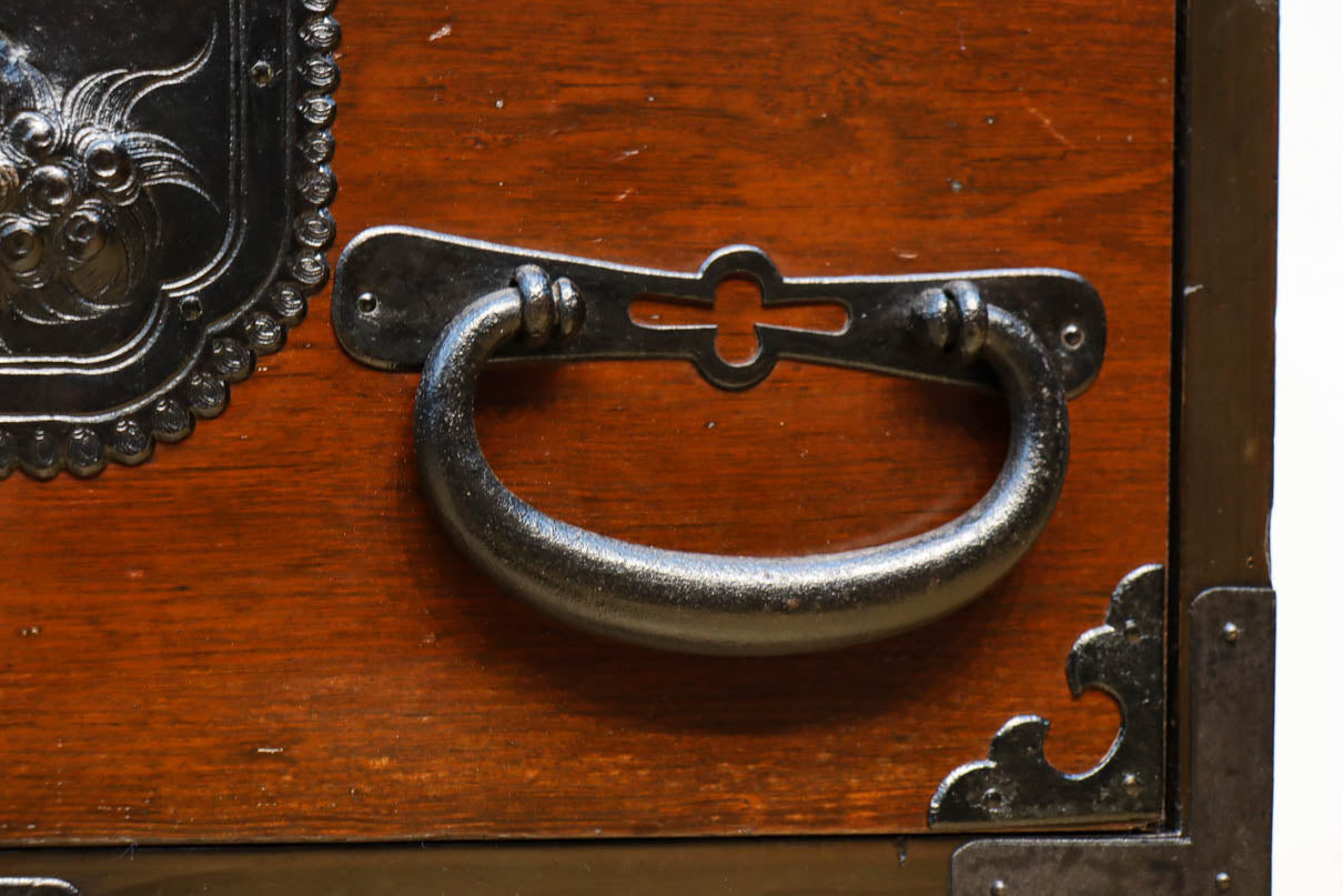 唐獅子の装飾金具が圧巻の華やかで凛々しい仙台箪笥　BB3391