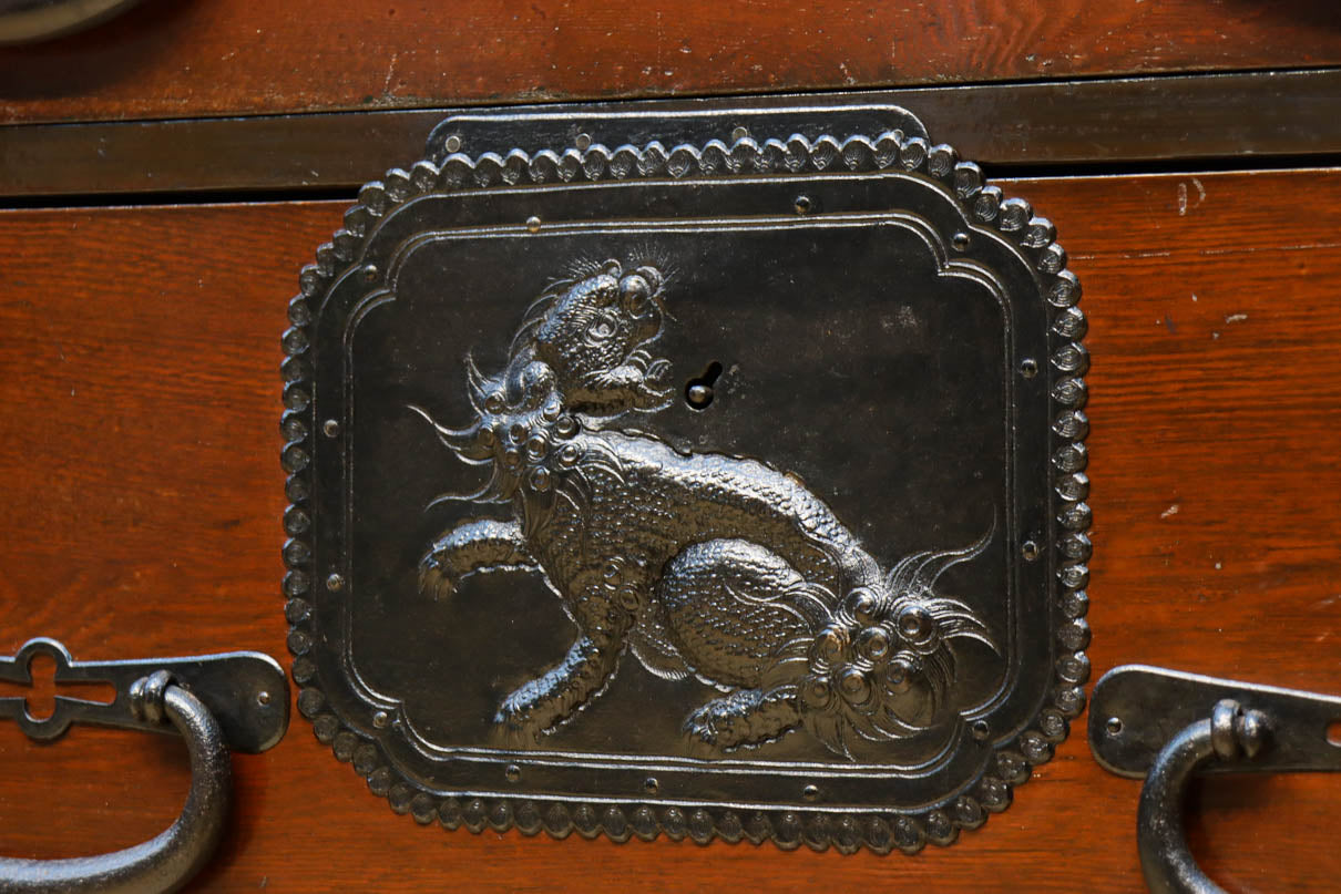 唐獅子の装飾金具が圧巻の華やかで凛々しい仙台箪笥　BB3391