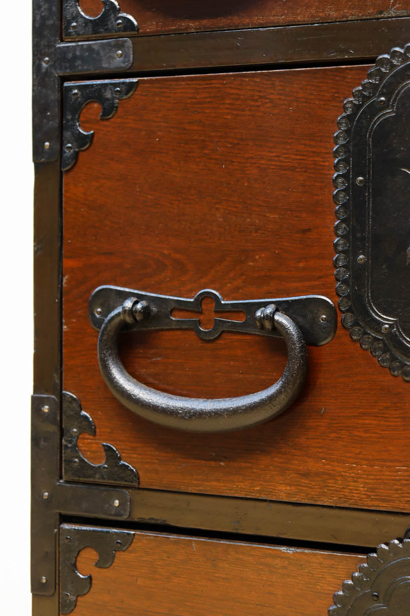 唐獅子の装飾金具が圧巻の華やかで凛々しい仙台箪笥　BB3391