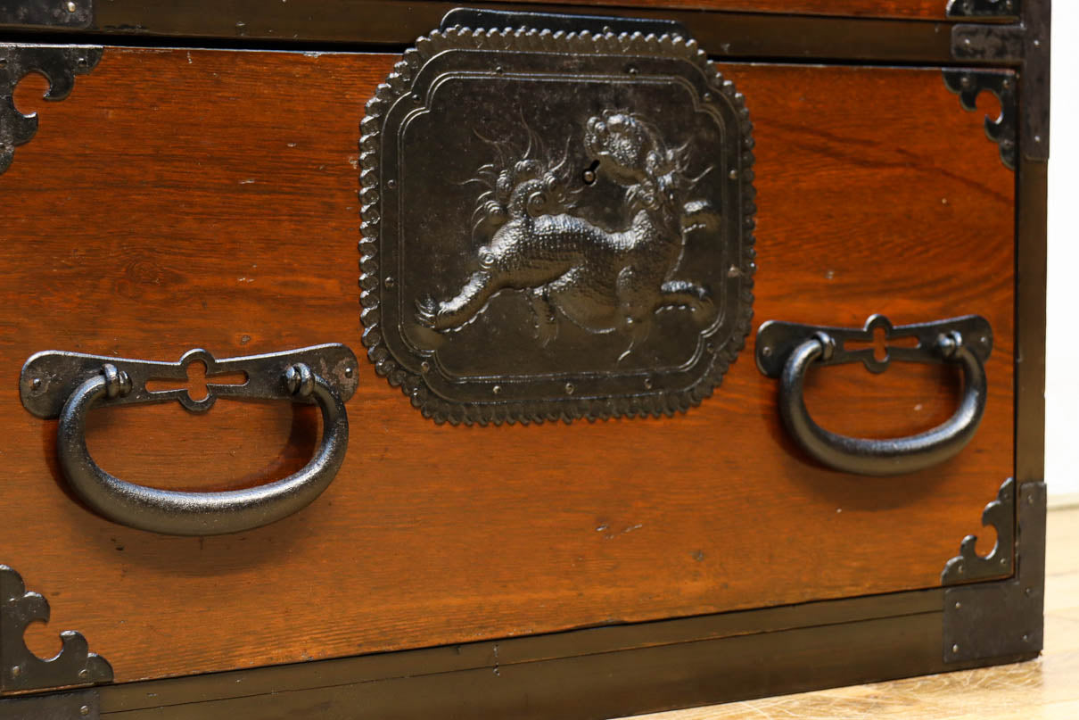 唐獅子の装飾金具が圧巻の華やかで凛々しい仙台箪笥　BB3391