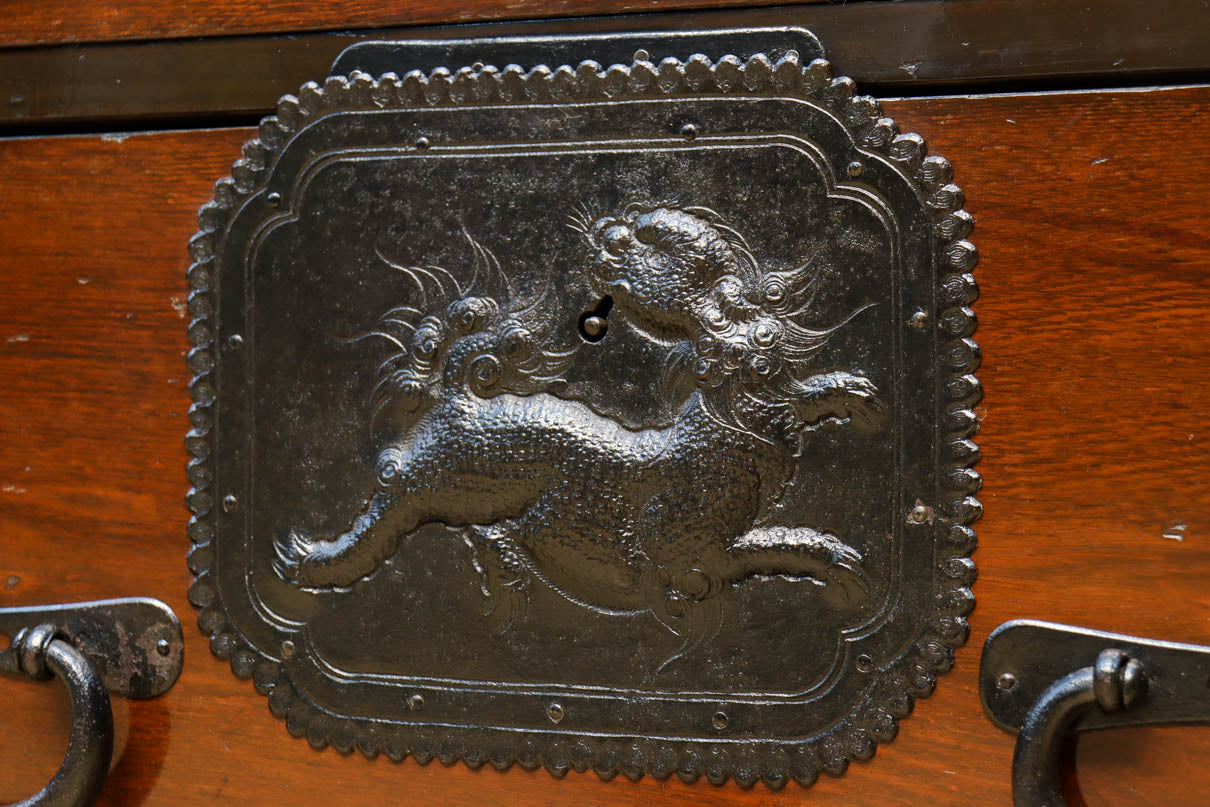 唐獅子の装飾金具が圧巻の華やかで凛々しい仙台箪笥　BB3391