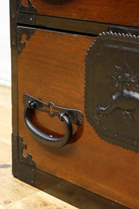 唐獅子の装飾金具が圧巻の華やかで凛々しい仙台箪笥　BB3391