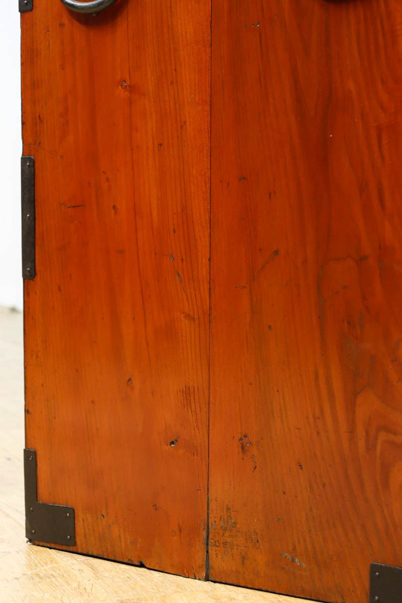 唐獅子の装飾金具が圧巻の華やかで凛々しい仙台箪笥　BB3391