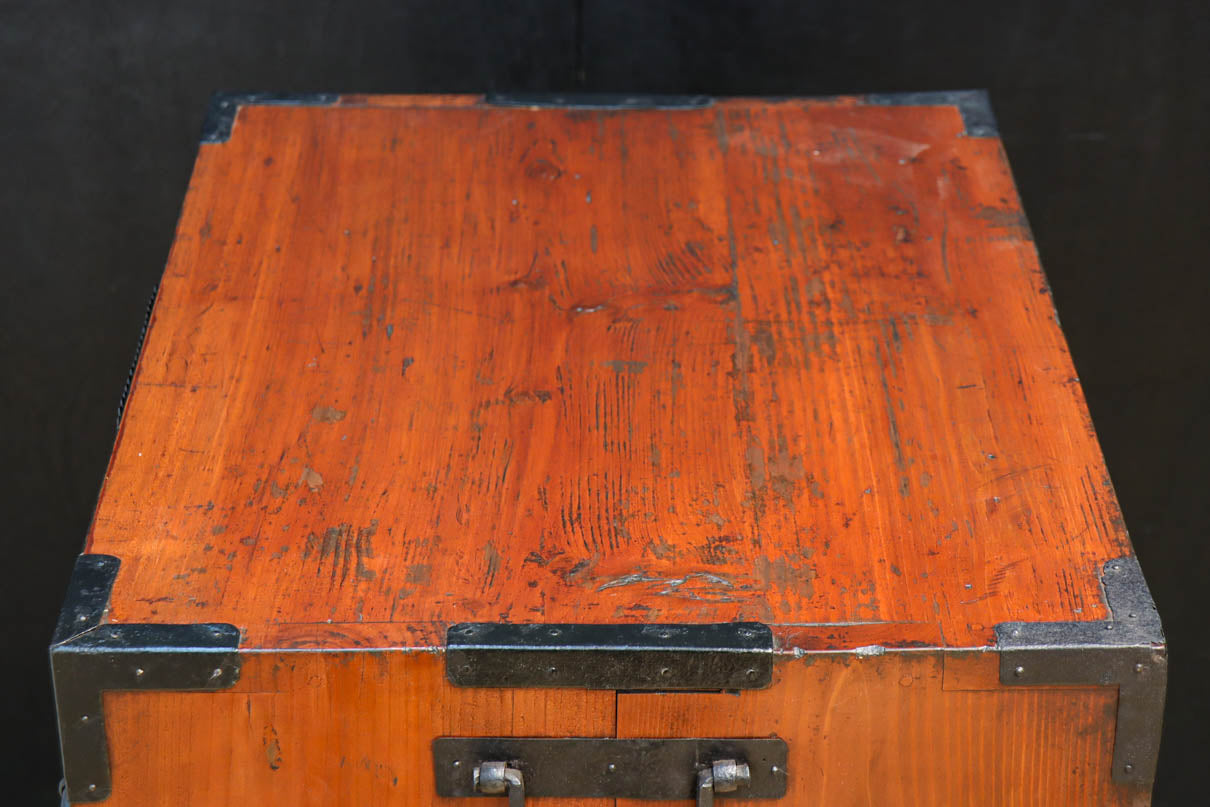 唐獅子の装飾金具が圧巻の華やかで凛々しい仙台箪笥　BB3391