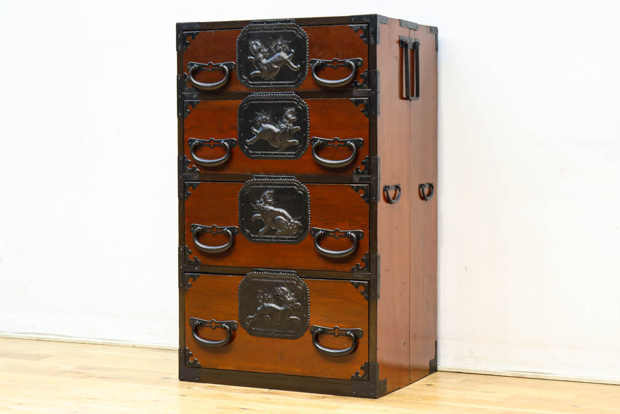 唐獅子の装飾金具が圧巻の華やかで凛々しい仙台箪笥　BB3391