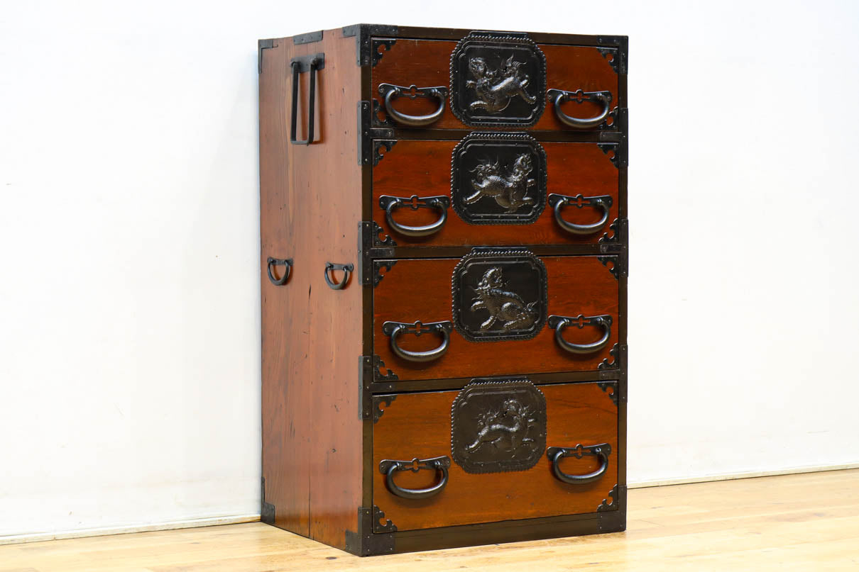 唐獅子の装飾金具が圧巻の華やかで凛々しい仙台箪笥　BB3391