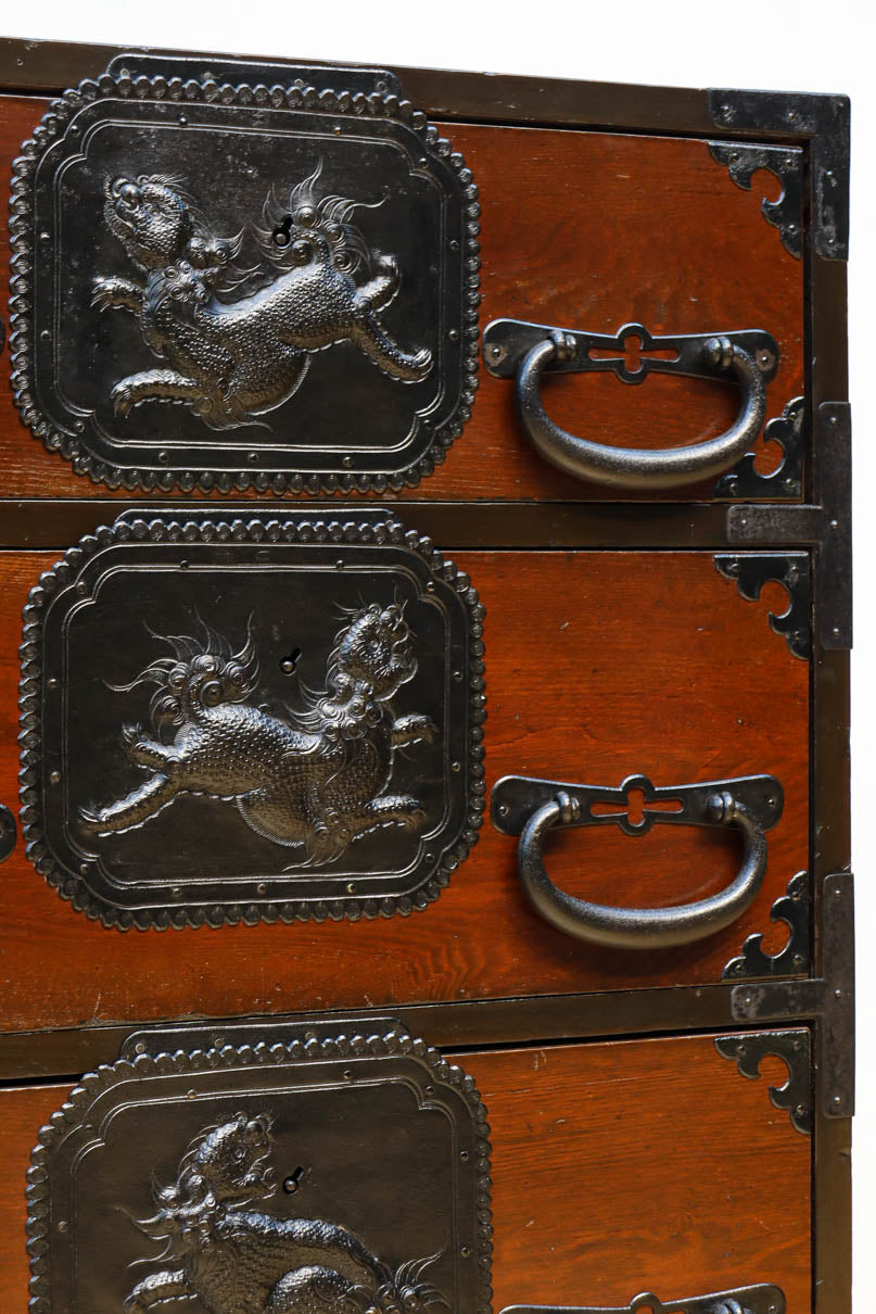 唐獅子の装飾金具が圧巻の華やかで凛々しい仙台箪笥　BB3391