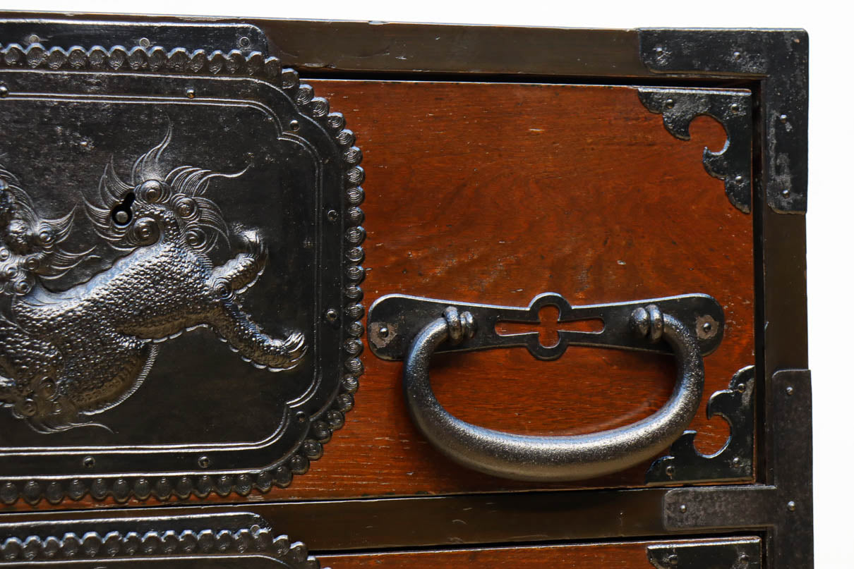 唐獅子の装飾金具が圧巻の華やかで凛々しい仙台箪笥　BB3391