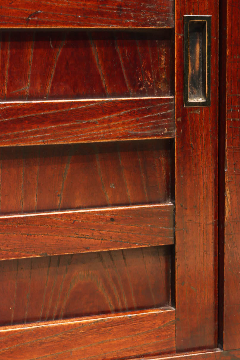 横桟造りの引き戸が印象深い庄内帳場箪笥　BB3398