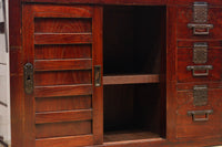 横桟造りの引き戸が印象深い庄内帳場箪笥　BB3398