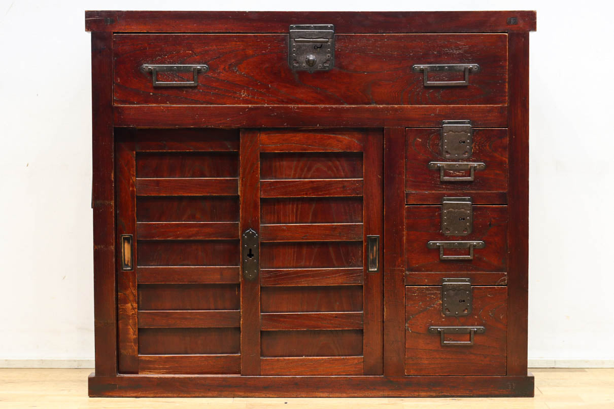 横桟造りの引き戸が印象深い庄内帳場箪笥　BB3398