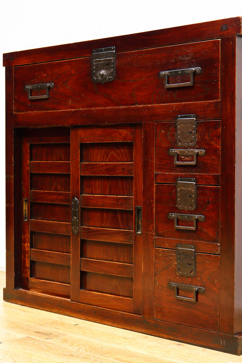 横桟造りの引き戸が印象深い庄内帳場箪笥　BB3398