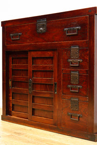 横桟造りの引き戸が印象深い庄内帳場箪笥　BB3398