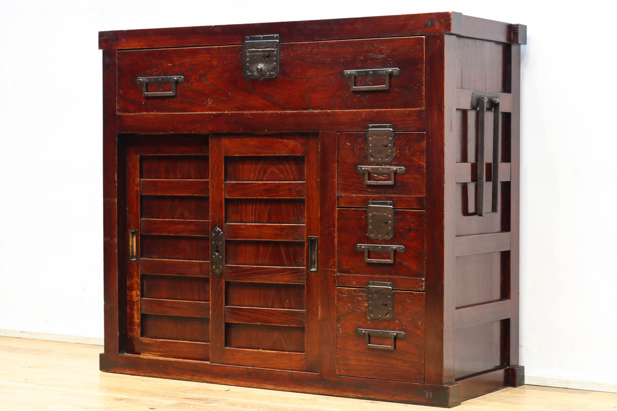 横桟造りの引き戸が印象深い庄内帳場箪笥　BB3398