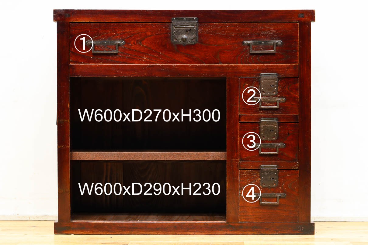 横桟造りの引き戸が印象深い庄内帳場箪笥　BB3398