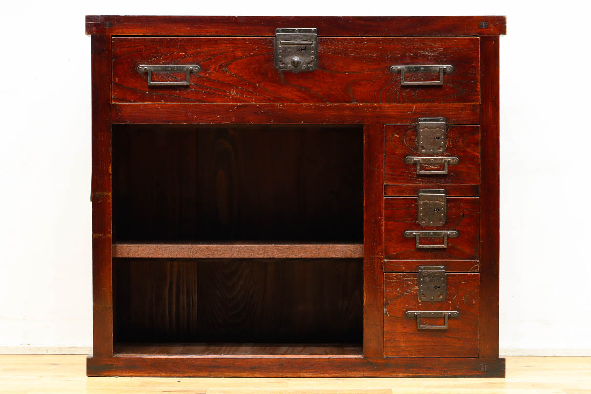 横桟造りの引き戸が印象深い庄内帳場箪笥　BB3398