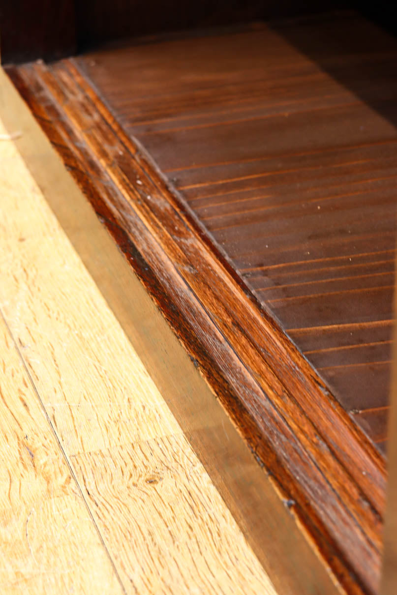 横桟造りの引き戸が印象深い庄内帳場箪笥　BB3398