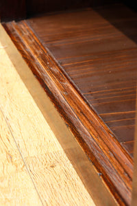 横桟造りの引き戸が印象深い庄内帳場箪笥　BB3398