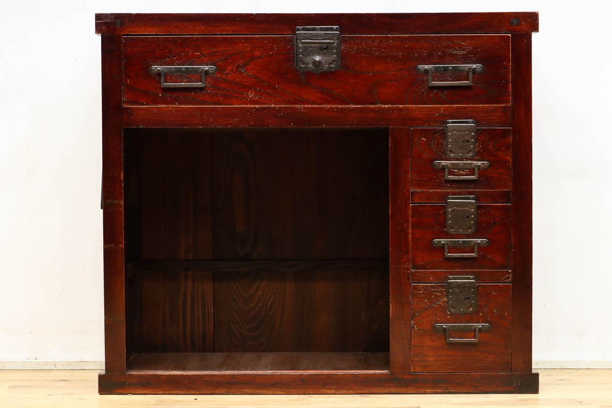 横桟造りの引き戸が印象深い庄内帳場箪笥　BB3398