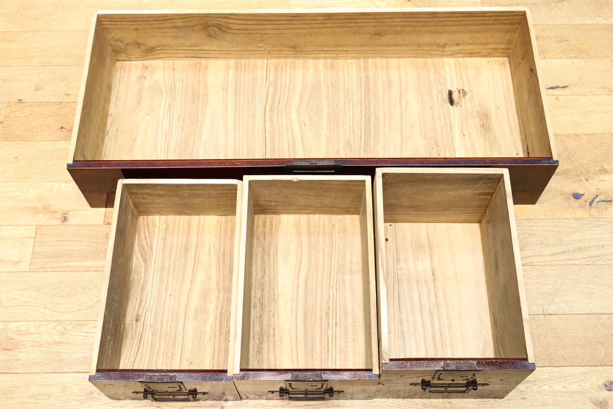 横桟造りの引き戸が印象深い庄内帳場箪笥　BB3398