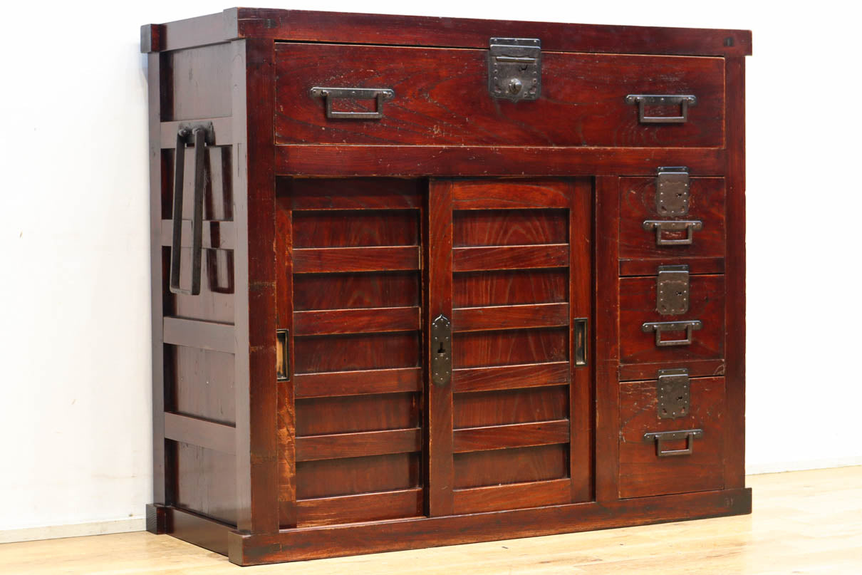 横桟造りの引き戸が印象深い庄内帳場箪笥　BB3398