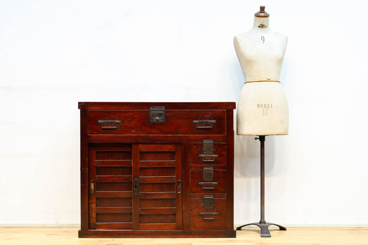 横桟造りの引き戸が印象深い庄内帳場箪笥　BB3398