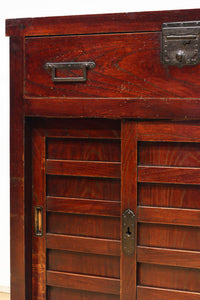 横桟造りの引き戸が印象深い庄内帳場箪笥　BB3398