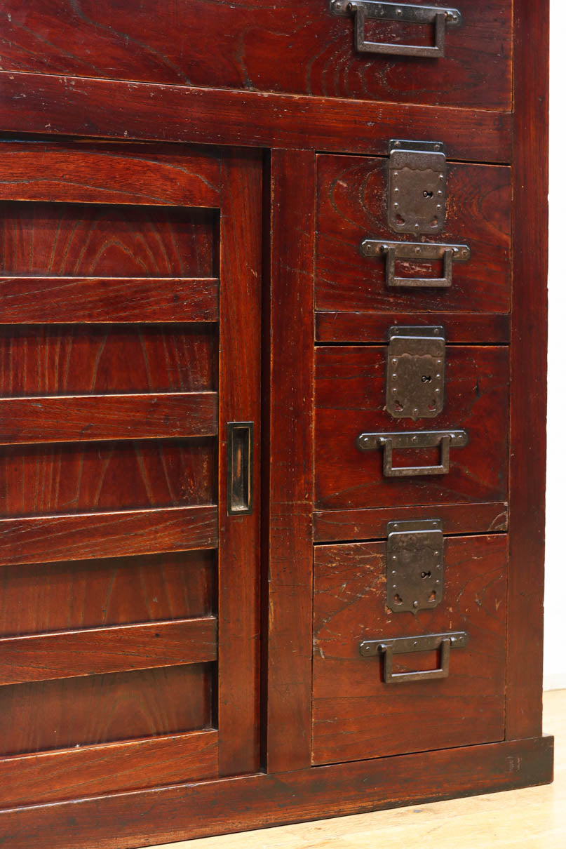 横桟造りの引き戸が印象深い庄内帳場箪笥　BB3398