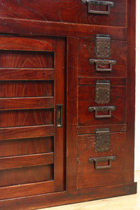 横桟造りの引き戸が印象深い庄内帳場箪笥　BB3398