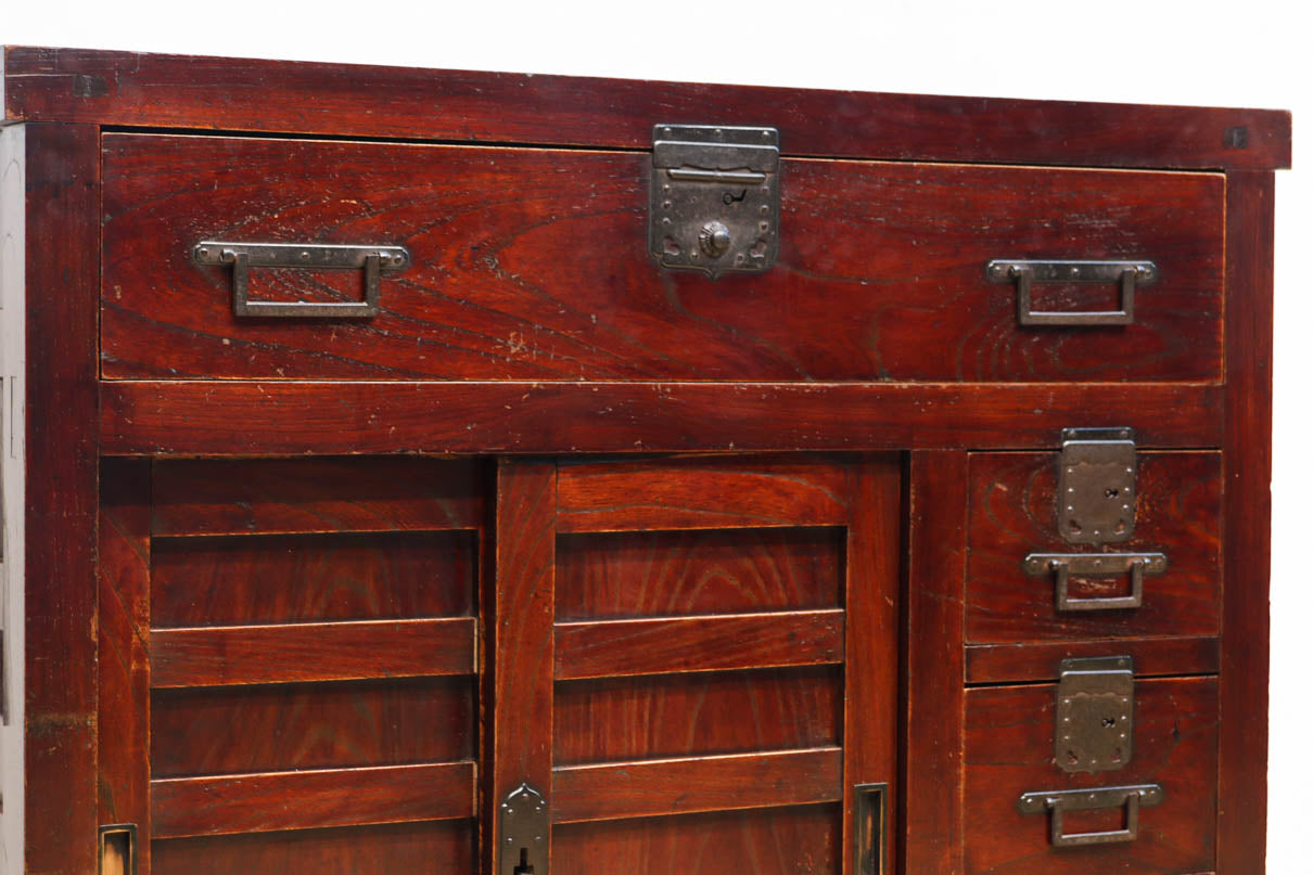 横桟造りの引き戸が印象深い庄内帳場箪笥　BB3398